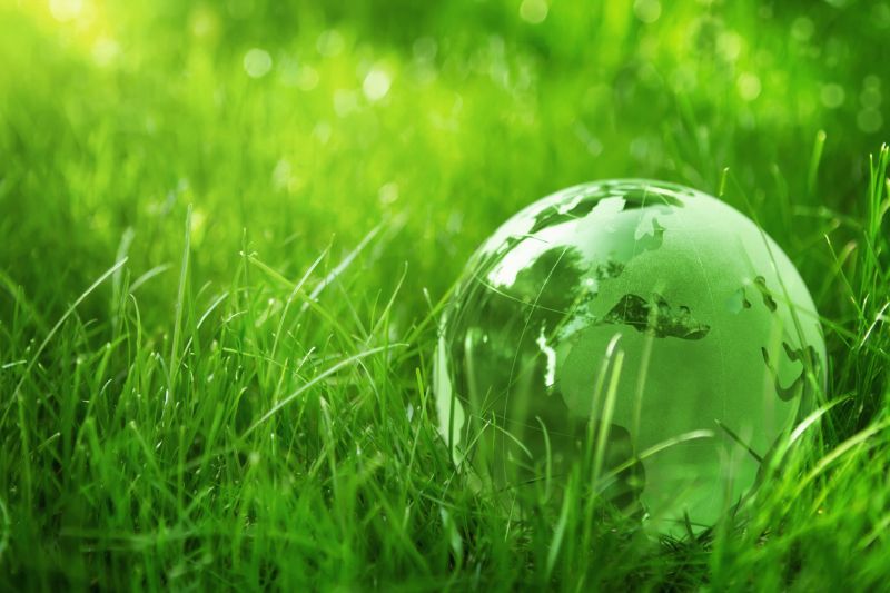 Grüne Erde als Symbol für Nachhaltigkeit und umweltfreundliches Textilrecycling